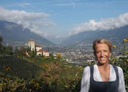 Moderatorin Susanne Wiesner vor Schloss Lebenberg, Tscherms.