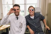 Tobi mit Augenarzt Jakob Siedlecki beim Sehtest. Tobi mit Augenarzt Jakob Siedlecki beim Sehtest.