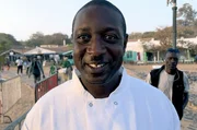 Auf der Insel Gorée bereitet Djibril Kara Seck Chicken Yassa zu – einen Klassiker der senegalesischen Küche. Auf der Insel Gorée bereitet Djibril Kara Seck Chicken Yassa zu – einen Klassiker der senegalesischen Küche.