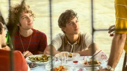 Die beiden homosexuellen Teenager Nino (Gabriele Pizzurro, links) und Gianni  (Samuele Segreto, rechts) w&auml;hrend des Mittagessens bei Ninos Familie.
