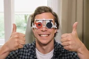 Tobi beim Sehtest: Er hat gute Augen! Tobi beim Sehtest: Er hat gute Augen!