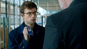 Samy zeigt dem Empfangsmitarbeiter seinen Parlamentsausweis. Samy zeigt dem Empfangsmitarbeiter seinen Parlamentsausweis.