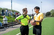 Für den Duisburger SV 1900 geht's um den Aufstieg und Reporter Daniel Aßmann (r) ist mittendrin. Beim Derby gegen den Mülheimer SV 07 begleitet er den Vereinsvorsitzenden, die Mannschaft und hat selbst einen Einsatz als Linienrichter. Dabei will er wissen, was die Faszination Amateurfußball ausmacht und was es braucht, damit hier Woche für Woche Fußball gespielt werden kann. - Daniel Aßmann (l) mit Schiedsrichter Jonathan. Für den Duisburger SV 1900 geht's um den Aufstieg und Reporter Daniel Aßmann (r) ist mittendrin. Beim Derby gegen den Mülheimer SV 07 begleitet er den Vereinsvorsitzenden, die Mannschaft und hat selbst einen Einsatz als Linienrichter. Dabei will er wissen, was die Faszination Amateurfußball ausmacht und was es braucht, damit hier Woche für Woche Fußball gespielt werden kann. - Daniel Aßmann (l) mit Schiedsrichter Jonathan.