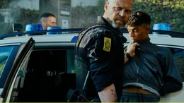 Polizeiliche Willk&uuml;r: Der Streifenpolizist Andersen (Jacob Hauberg Lohmann, li.) fasst den Jugendlichen Amos Al-Shami (Tarek Zayat) hart an.