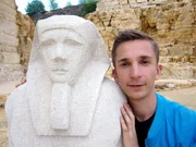 Eric Mayer im Steinbruch mit Statue des Pharaos Amenemhet III Eric Mayer im Steinbruch mit Statue des Pharaos Amenemhet III