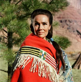 Spanische Frau (Dolores del Rio) hat ihren Sohn Red Shirt (Sal Mineo) verloren. Er konnte sich nicht unterwerfen und den Frieden akzeptieren.