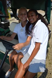 Jolina (l.) und Serena (r.) im Golfcart vor ihrer ersten Trainingseinheit. Jolina (l.) und Serena (r.) im Golfcart vor ihrer ersten Trainingseinheit.