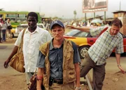 R&ouml;sler (Georg Friedrich, mi.) hat den ghanaischen Polizeioberst so beleidigt, dass dieser ihm und Samhaber (Rainer Egger, r.) die P&auml;sse abgenommen hat. Ohne Papiere, ohne Geld werden sie immer abh&auml;ngiger von ihrem "Schubh&auml;ftling" Isaac (Abdul Salis, l.)