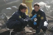 Dr. Brennan (Emily Deschanel) und Zach (Eric Millegan) untersuchen die Opfer eines Flugzeugabsturzes. Bei der Spurensuche sto&szlig;en sie auch Fragmente eines Mannes, der eindeutig nicht zu den Opfern des Flugzeugungl&uuml;cks geh&ouml;rt.