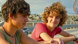Die beiden Teenager Gianni (Samuele Segreto, links) und Nino (Gabriele Pizzurro, rechts) halten an ihrer Liebe fest.