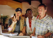 Die beiden &ouml;sterreichischen Polizisten R&ouml;sler (Georg Friedrich, l.) und Samhaber (Rainer Egger, r.) werden ohne Pass in den "besseren" Hotels abgewiesen. Ihr "H&auml;ftling" Isaac (Abdul Salis, mi.) will die gr&ouml;&szlig;ten Dummheiten verhindern...