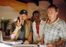 Die beiden &ouml;sterreichischen Polizisten R&ouml;sler (Georg Friedrich, l.) und Samhaber (Rainer Egger, r.) werden ohne Pass in den "besseren" Hotels abgewiesen. Ihr "H&auml;ftling" Isaac (Abdul Salis, mi.) will die gr&ouml;&szlig;ten Dummheiten verhindern...