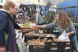 Elisa und Valeria am Markt