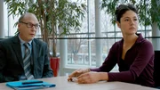 Konrad und Zeyneb hören Gesine zu, die von ihrem 'Gespräch' mit einem Franzosen berichtet. Konrad und Zeyneb hören Gesine zu, die von ihrem 'Gespräch' mit einem Franzosen berichtet.