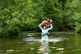 Gitti (Adele Neuhauser) k&auml;mpft sich durch einen Fluss.