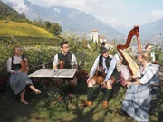 Maschlmusig mit Moderatorin Susanne Wiesner (rechts) vor dem Schloss Lebenberg, Tscherms.