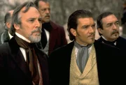 Der alte Zorro schleust seinen Nachfolger Alejandro (Antonio Banderas, vorne rechts) bei seinem Erzfeind Don Montero (Stuart Wilson, Vorne l.) ein.