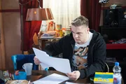 Bambi (Benjamin Heinrich) erkennt, dass Sina offenbar bereit ist, ihren Traum von Yale für ihn aufzugeben. Bambi (Benjamin Heinrich) erkennt, dass Sina offenbar bereit ist, ihren Traum von Yale für ihn aufzugeben.