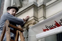 Hausmeister Wilhelm Werner (Tim Porath) entfernt ein antisemitisches Transparent vom Eingangstor der Hamburger Kunsthalle.