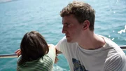 Callum (Paul Mescal) ist geplagt von Selbstzweifeln und Unsicherheit, die er aber tapfer und mit aller Kraft vor Sophie (Frankie Corio) zu verbergen versucht.