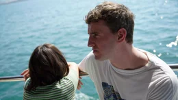 Callum (Paul Mescal) ist geplagt von Selbstzweifeln und Unsicherheit, die er aber tapfer und mit aller Kraft vor Sophie (Frankie Corio) zu verbergen versucht.