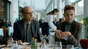 Ilsa (Karin Hanczewski) erzählt beim Mittagessen einen respektlosen Witz. (Martin Brambach, l) Ilsa (Karin Hanczewski) erzählt beim Mittagessen einen respektlosen Witz. (Martin Brambach, l)