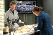 Dr. Oliver Wells (Brian Klugman) und Brennan (Emily Deschanel) untersuchen eine Leiche, die im vereisten Potomac River gefunden wurde.