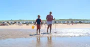 Hugo (5 Jahre) verbringt den Sommer mit seiner Familie im Strandhaus auf den Dünen. Mit seiner Mutter möchte Hugo Nordseekrabben fangen. Hugo (5 Jahre) verbringt den Sommer mit seiner Familie im Strandhaus auf den Dünen. Mit seiner Mutter möchte Hugo Nordseekrabben fangen.