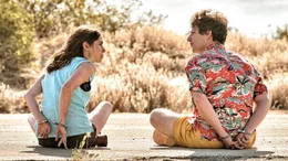 Sarah (Cristin Milioti) und Nyles (Andy Samberg) sind in einer Zeitschleife gefangen..