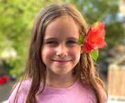 Josefine mit einer Blume im Haar.