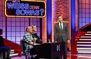 Moderator Kai Pflaume (r.) mit Rateteam-Kapit&auml;n Bernhard Ho&euml;cker (l.) und dem Schauspieler Thomas Heinze (2.v.l.).
