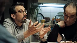 Der Dirt Devil hat eine unglaubliche Saugkraft: Markus Urbscheit als Felix, Pablo Aguilar als Antonio