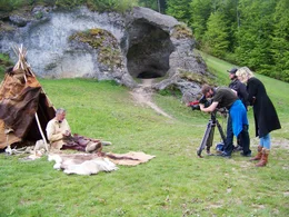 Dreharbeiten bei der Fundh&ouml;hle Petersfels mit dem Experimental-Arch&auml;ologen Rudolf Walter und dem ORF-Team (Kamera: Daniel Andrei, PT Philipp D&ouml;rler).