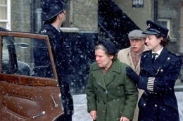 Vera Drake (Imelda Staunton) wird von der Polizei abgef&uuml;hrt.