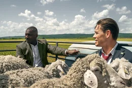 Nachdem sie in Belarus abgest&uuml;rzt sind, haben Sam Clarke (Idris Elba, l.) und Will Derringer (John Cena, r.) einen weiten Weg nach Hause vor sich.