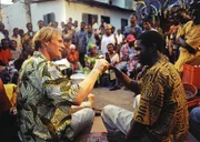 Isaac (Abdul Salis, r.) hat immer behauptet, nicht aus Ghana zu kommen, und R&ouml;sler (Georg Friedrich, l.) hat immer gewusst, dass Isaac l&uuml;gt. Richtig: Am Ende stellt Isaac seinen Freund R&ouml;sler seiner Gro&szlig;familie vor.