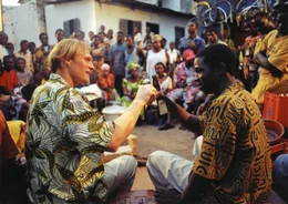 Isaac (Abdul Salis, r.) hat immer behauptet, nicht aus Ghana zu kommen, und R&ouml;sler (Georg Friedrich, l.) hat immer gewusst, dass Isaac l&uuml;gt. Richtig: Am Ende stellt Isaac seinen Freund R&ouml;sler seiner Gro&szlig;familie vor.