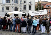 Thomas (Gerry Hungbauer, M.) hat sich mit seiner Aussage über minderwertige Arbeitsplatze selbst reingelegt. Tatsächlich erscheinen beim Straßenwahlkampf zu seinem Entsetzen Demonstranten, die ihn mit rohen Eiern bewerfen. Thomas (Gerry Hungbauer, M.) hat sich mit seiner Aussage über minderwertige Arbeitsplatze selbst reingelegt. Tatsächlich erscheinen beim Straßenwahlkampf zu seinem Entsetzen Demonstranten, die ihn mit rohen Eiern bewerfen.