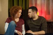 Easy (Lars Steinhöfel) ist perplex, dass Joes (Sarah Hannemann) Traum offenbar doch wahr geworden ist und entschuldigt sich bei ihr, weil er ihre Sorge nicht ernst genommen hat. Easy (Lars Steinhöfel) ist perplex, dass Joes (Sarah Hannemann) Traum offenbar doch wahr geworden ist und entschuldigt sich bei ihr, weil er ihre Sorge nicht ernst genommen hat.