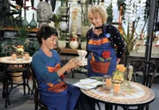 Merle (Anja Franke, l.) ist ber&uuml;hrt, als Erika (Madeleine Lierck Wien, r.) ihr die Spieluhr ihrer Mutter &uuml;berreicht.