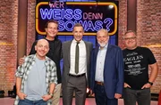 Moderator Kai Pflaume (M.) und seine Rateteam-Kapit&auml;ne Bernhard Ho&euml;cker (l.) und Elton (r.) begr&uuml;&szlig;en in dieser Sendung die Schauspieler Thomas Heinze (2.v.l.) und Jan-Gregor Kremp (2.v.r.).