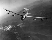 Die B-52A Stratofortress war ein schwerer Langstreckenbomber, der vom US-Militär ausgiebig eingesetzt wurde. Die B-52A Stratofortress war ein schwerer Langstreckenbomber, der vom US-Militär ausgiebig eingesetzt wurde.