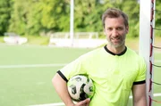 Für den Duisburger SV 1900 geht's um den Aufstieg und Reporter Daniel Aßmann ist mittendrin. Beim Derby gegen den Mülheimer SV 07 begleitet er den Vereinsvorsitzenden, die Mannschaft und hat selbst einen Einsatz als Linienrichter. Dabei will er wissen, was die Faszination Amateurfußball ausmacht und was es braucht, damit hier Woche für Woche Fußball gespielt werden kann. Für den Duisburger SV 1900 geht's um den Aufstieg und Reporter Daniel Aßmann ist mittendrin. Beim Derby gegen den Mülheimer SV 07 begleitet er den Vereinsvorsitzenden, die Mannschaft und hat selbst einen Einsatz als Linienrichter. Dabei will er wissen, was die Faszination Amateurfußball ausmacht und was es braucht, damit hier Woche für Woche Fußball gespielt werden kann.