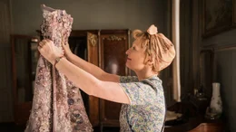 Tr&ouml;stet sich mit einem Kleid von Dior: Lesley Manville als Ada Harris