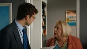 Gesine (Martina Eitner-Acheampong) schmeißt Samy (Xavier Lacaille) aus dem Büro. Gesine (Martina Eitner-Acheampong) schmeißt Samy (Xavier Lacaille) aus dem Büro.