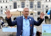 Thomas (Gerry Hungbauer) sieht sich einer Horde wütender Demonstranten gegenüber. Thomas (Gerry Hungbauer) sieht sich einer Horde wütender Demonstranten gegenüber.