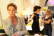 Als Carla (Sarah M&uuml;hlhause, M.) Anna (Jeanette Biedermann, r.) erz&auml;hlt, dass Nina (Maria Wedig, l.) sich gegen die Modeschule entschieden hat, kann Anna das nicht glauben ...