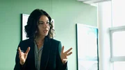 Zeyneb (Soma Pysall) erklärt, wie sie plant Michel zu diskreditieren. Zeyneb (Soma Pysall) erklärt, wie sie plant Michel zu diskreditieren.