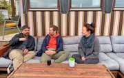 Moderator Daniel Aßmann (Mitte) trifft die Dauercamper Nadine (rechts) und Marcel Hoffmann. Moderator Daniel Aßmann (Mitte) trifft die Dauercamper Nadine (rechts) und Marcel Hoffmann.