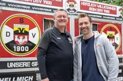 Für den Duisburger SV 1900 geht's um den Aufstieg und Reporter Daniel Aßmann (r) ist mittendrin. Beim Derby gegen den Mülheimer SV 07 begleitet er den Vereinsvorsitzenden, die Mannschaft und hat selbst einen Einsatz als Linienrichter. Dabei will er wissen, was die Faszination Amateurfußball ausmacht und was es braucht, damit hier Woche für Woche Fußball gespielt werden kann. - Daniel Aßmann (r) mit Helmut Trautmann, 1. Vorsitzender DSV 1900. Für den Duisburger SV 1900 geht's um den Aufstieg und Reporter Daniel Aßmann (r) ist mittendrin. Beim Derby gegen den Mülheimer SV 07 begleitet er den Vereinsvorsitzenden, die Mannschaft und hat selbst einen Einsatz als Linienrichter. Dabei will er wissen, was die Faszination Amateurfußball ausmacht und was es braucht, damit hier Woche für Woche Fußball gespielt werden kann. - Daniel Aßmann (r) mit Helmut Trautmann, 1. Vorsitzender DSV 1900.